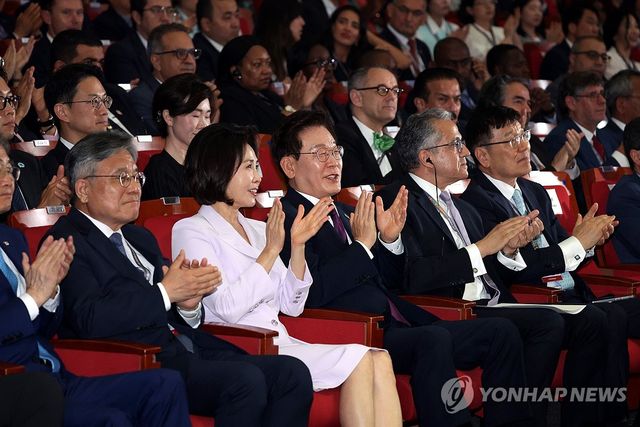 문화공연에 박수치는 이재명 대통령 부부