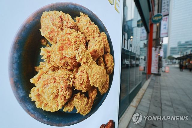 (서울=연합뉴스) 신현우 기자 = 서울 시내 치킨 프랜차이즈 매장. 2025.12.28 nowwego@yna.co.kr