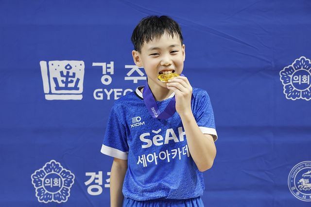 우승 메달 무는 강시혁