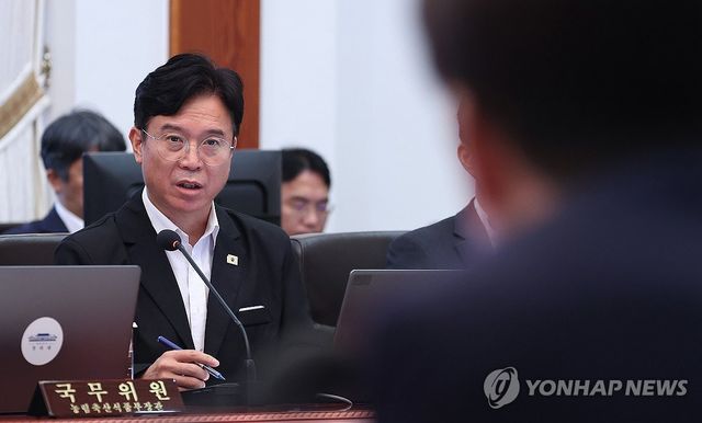 답변하는 김영훈 노동부 장관