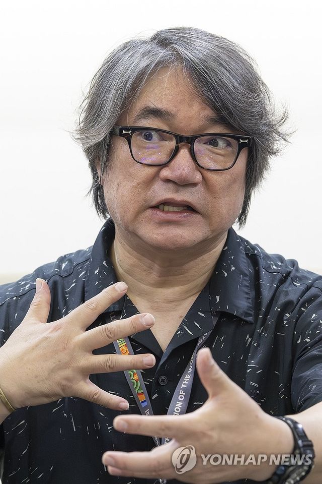 인터뷰하는 원일 예술감독