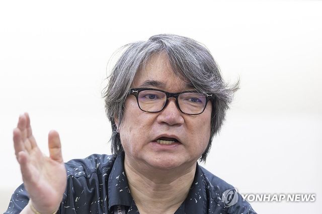 인터뷰하는 원일 예술감독