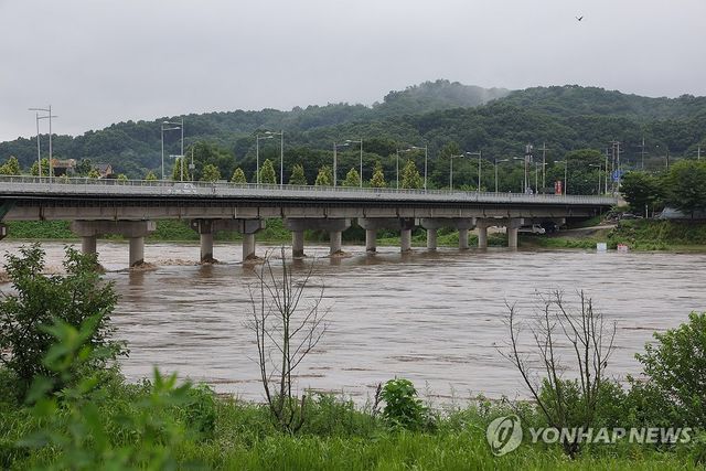 수위 상승하는 임진강