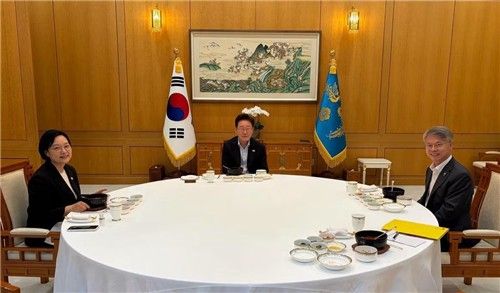이재명 대통령(가운데)과 오찬 참석한 민형배 시장(오른쪽)