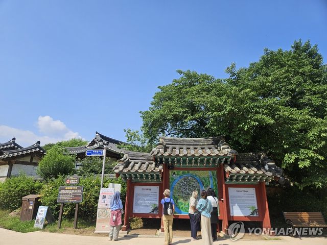 하회마을 지도 보는 관광객들