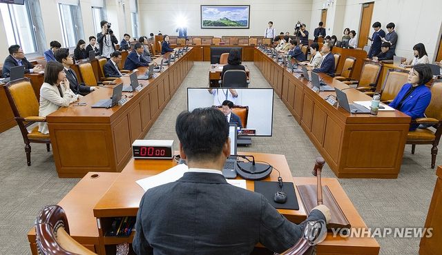22대 국회 하반기 기후위기특별위 첫 회의 안건 처리하는 김정호 위원장