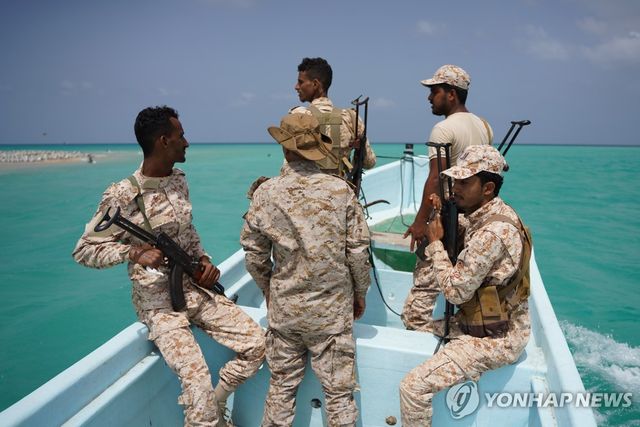 홍해 입구 바브엘만데브 해협 순찰하는 예멘군