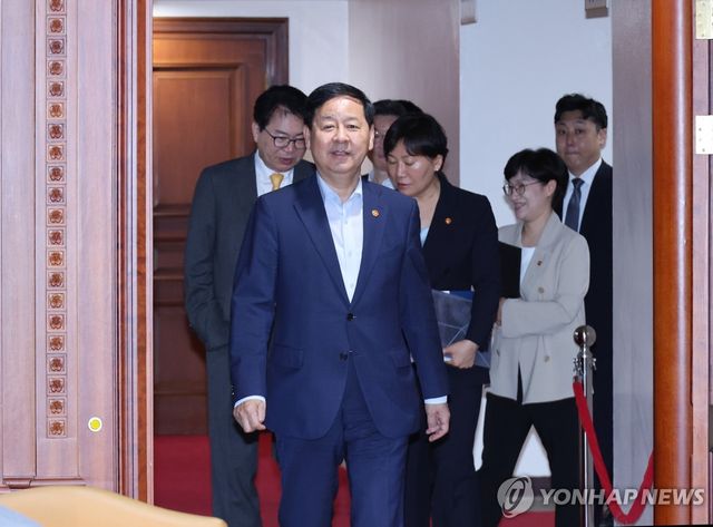 비상경제본부 회의 입장하는 구윤철 부총리