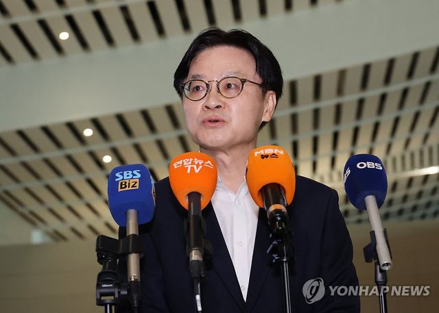 질문에 답하는 김정관 장관