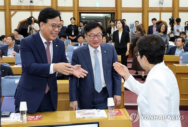 의원들과 인사 나누는 정점식-송언석