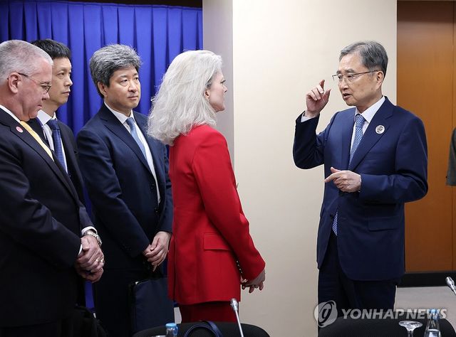 대화하는 조현 외교부 장관과 미국 국무부 차관