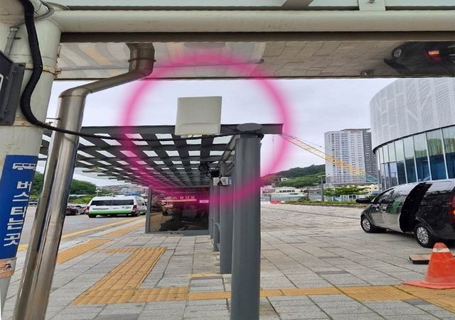버스 승강장에 설치된 공공 와이파이 시설