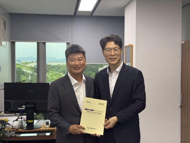 기재부 방문한 황기연 행정부시장(오른쪽)