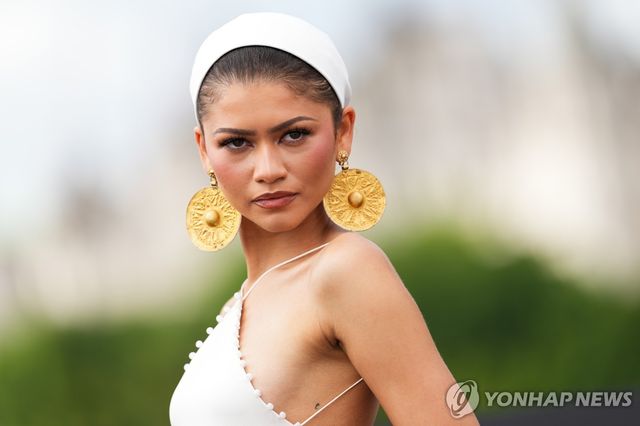 젠데이아가 착용한 이란 고대유물 귀걸이