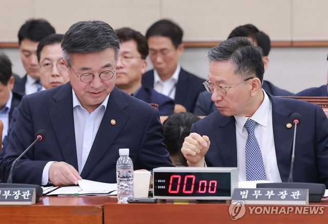 대화하는 정성호 법무장관-윤호중 행안장관