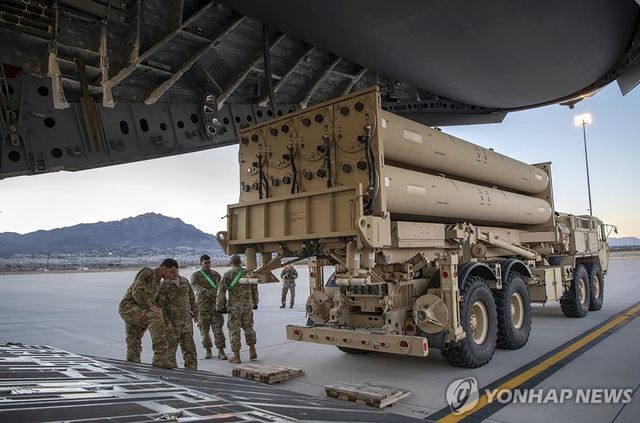 사드(THAAD·고고도미사일방어체계) 방어체계를 운반하는 미국 공군