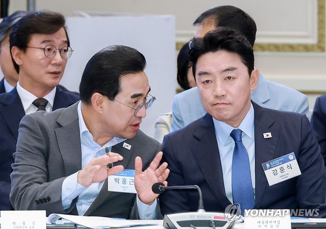 대화하는 박홍근 장관과 강훈식 실장