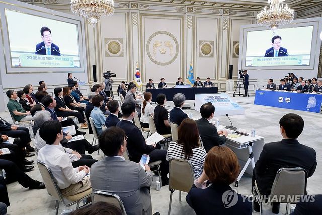 이재명 대통령, 지역필수공공의료 간담회 주재
