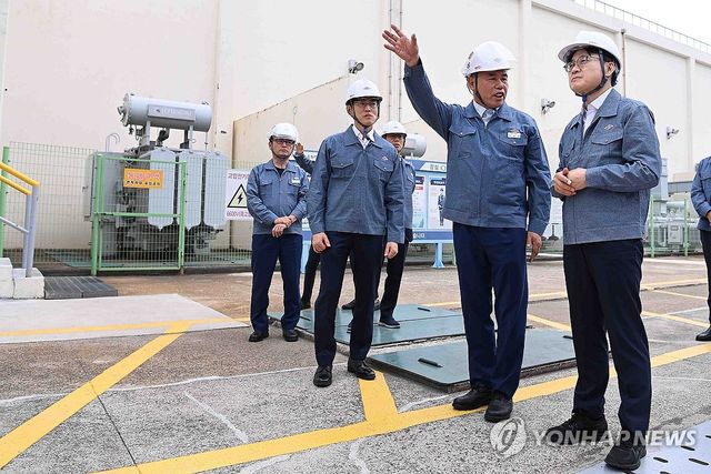 김정관 장관, 울산 석유화학산업단지 방문