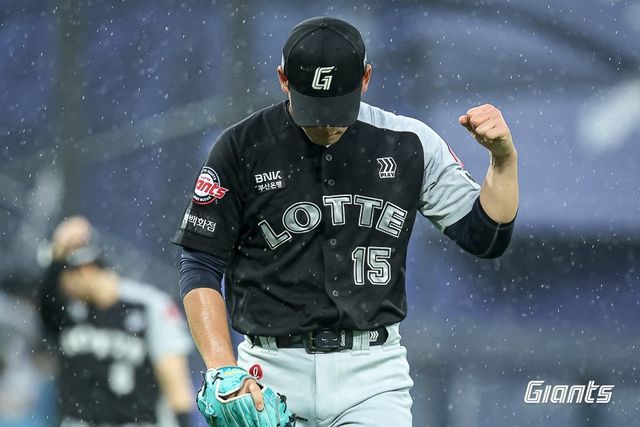 이닝을 마치고 주먹을 쥔 김진욱