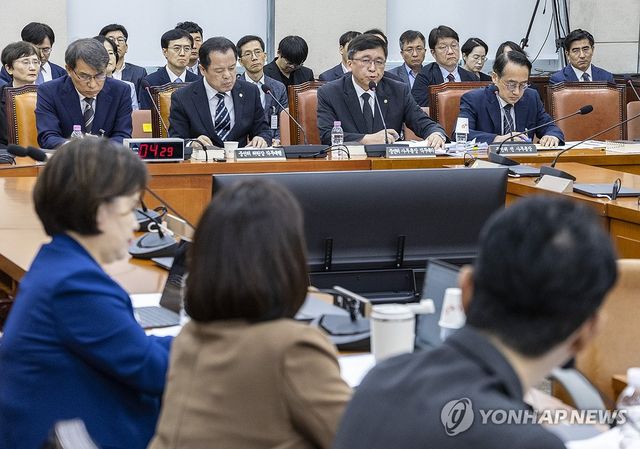 의원 심문에 답하는 강동완 중앙선관위 사무총장 대리