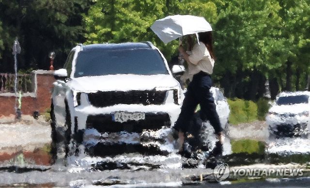 극과 극 날씨…무더위·장맛비 반복