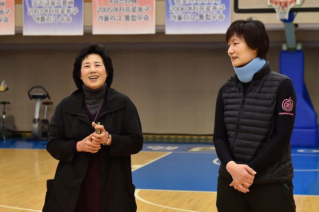 2016년 여자농구 올스타전 찾은 강현숙(왼쪽) 전 KBL 심판위원장