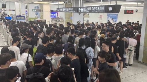 보안검색으로 혼잡한 중국 선전시 지하철 내부