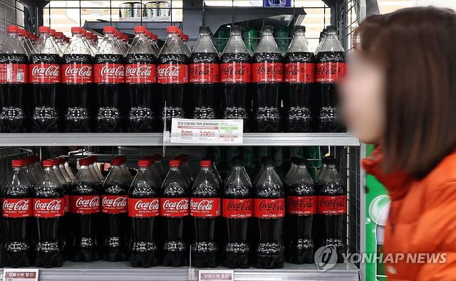 (서울=연합뉴스) 김인철 기자 = 29일 서울 시내의 한 대형마트에 일반 콜라와 제로 콜라가 진열돼 있다. 2026.1.29 yatoya@yna.co.kr