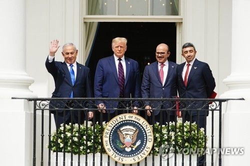 이스라엘-UAE·바레인 '아브라함 협정' 체결 기념촬영 (워싱턴 EPA=연합뉴스) 2020년 9월 15일(현지시간) 미국 백악관에서 열린 이스라엘과 아랍에미리트(UAE), 바레인 간의 관계 정상화를 위한 합의인 '아브라함 협정' 서명식을 마친 이스라엘의 베냐민 네타냐후 총리(왼쪽부터)와 도널드 트럼프 미국 대통령, 바레인의 압둘라티프 빈 라시드 알자야니 외무장관, UAE의 셰이크 압둘라 빈 자예드 알나흐얀 외무장관이 발코니에서 손을 흔들며 기념 촬영을 하고 있다.