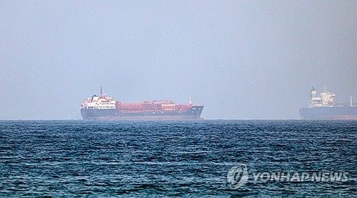 호르무즈 해협 인근에 정박한 화물선