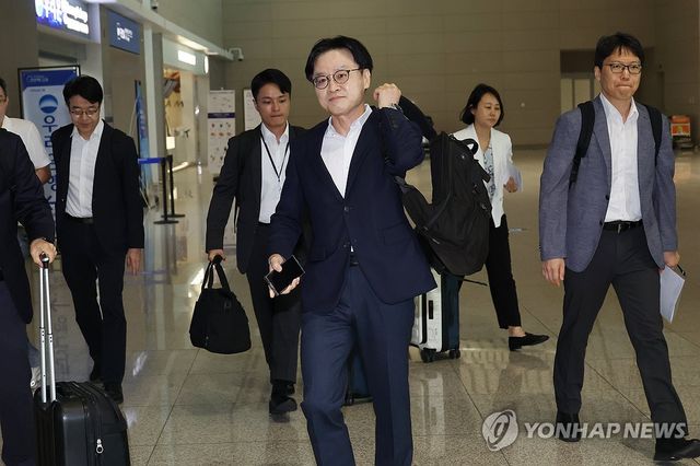 출국하는 김정관 장관