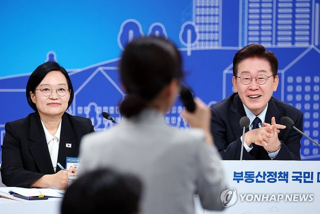 참석자 발언 듣는 이재명 대통령