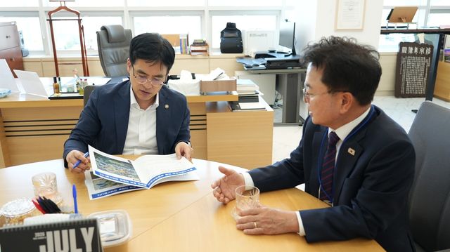 육동한 춘천시장(오른쪽), 김민재 행정안전부 차관 면담