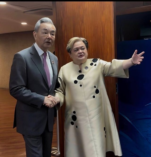 왕이 중국 외교부장과 테레사 라사로 필리핀 외교장관
