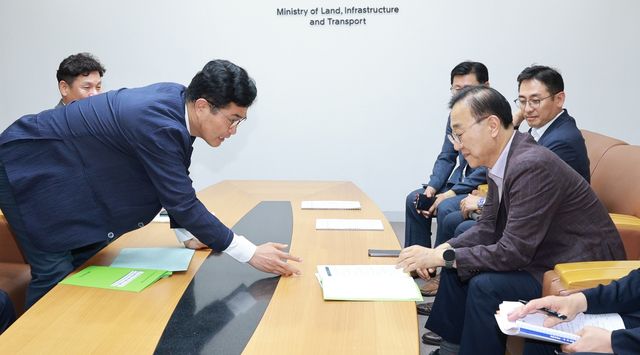 김윤덕(오른쪽) 국토부 장관에게 건의문 전달하는 이원택 지사