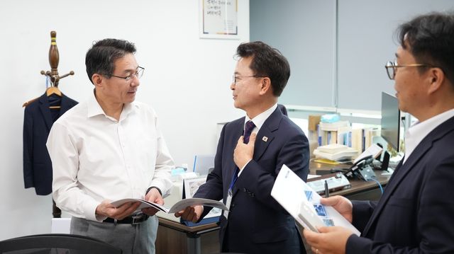 육동한 춘천시장(가운데), 조용범 기획예산처 예산실장 면담
