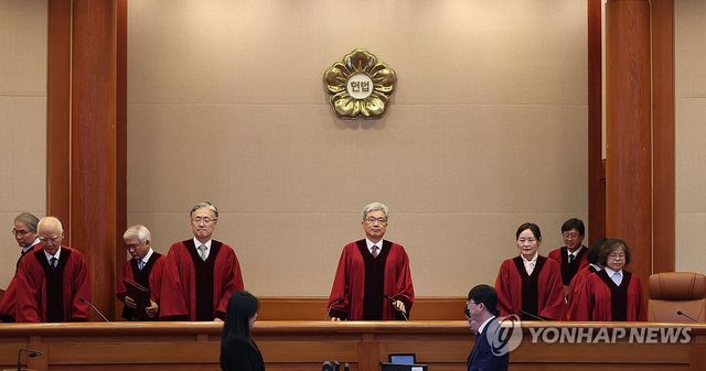 입장하는 헌법재판관들