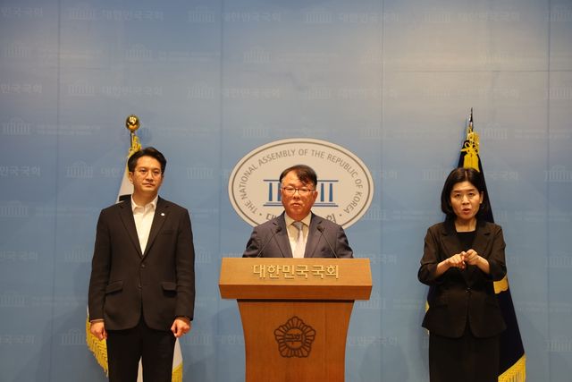서민석 변호사(가운데)와 더불어민주당 전용기(왼쪽) 의원