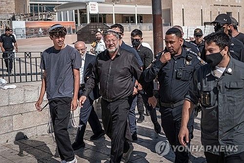 경찰을 보호를 받으며 동예루살렘 성지에서 금식일 기도에 참여한 이타마르 벤-그비르 이스라엘 국가안보장관. [AFP 연합뉴스. 재판매 및 DB 금지]