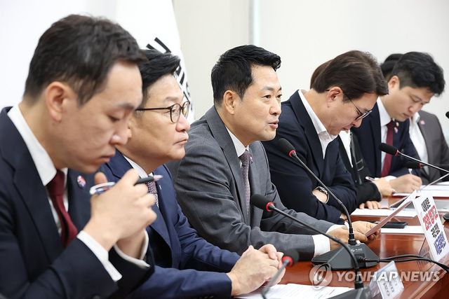 국민의힘 최고위서 발언하는 장동혁 대표