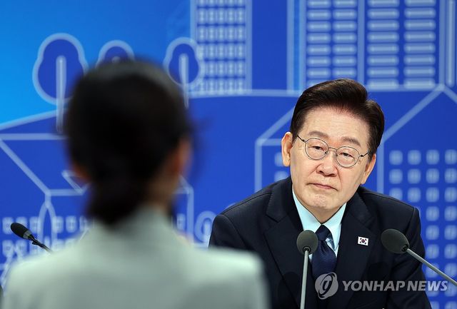 참석자 발언 듣는 이재명 대통령