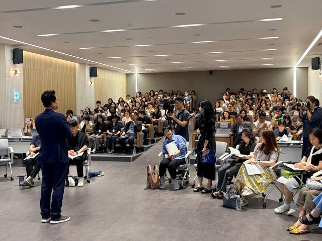 경기교사노조 포럼에서 교사의 질의를 받는 안민석 경기도교육감