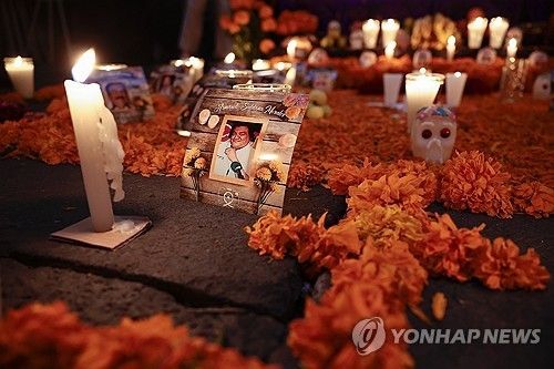 피살된 언론인들을 추모하는 제단