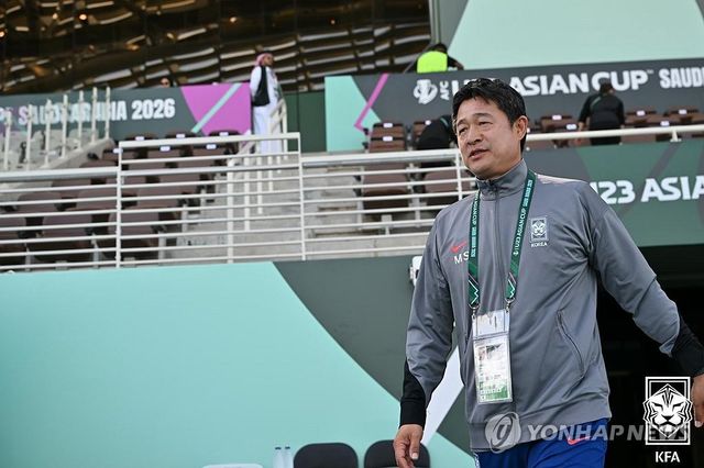 경기장 들어서는 이민성 감독