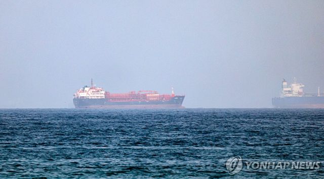 호르무즈 해협 인근에 정박한 화물선