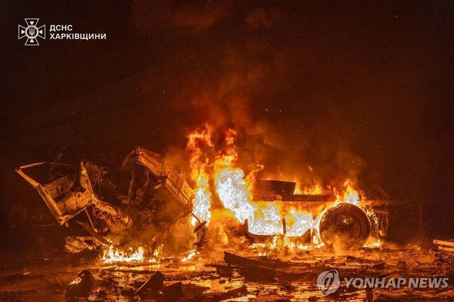 13일 러시아 공습으로 하르키우에 발생한 화재
