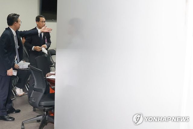 비공개 당정 간담회 참석한 유재성 경찰청장 직무대행
