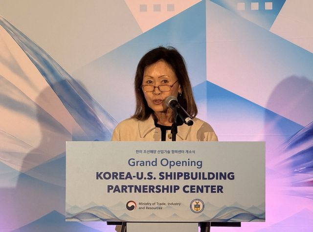 연설하는 스틸 대사 