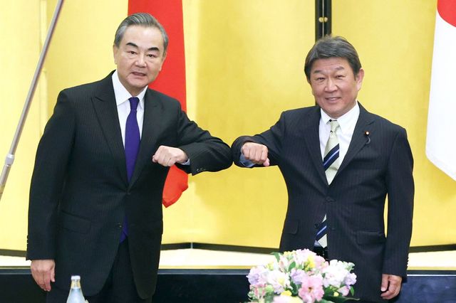 2020년 도쿄에서 만난 왕이 중국 외교부장과 모테기 도시미쓰 일본 외무상